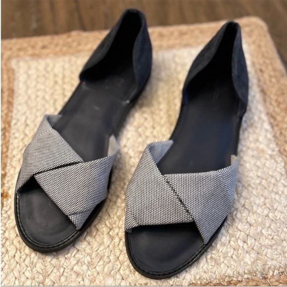 Vince Idara Open Toe Twisted D’Orsay Navy White Sandal Flats Size 9 - Picture 1 of 13